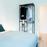 Deluxe Flat, Zentral, Ps4, Netflix, *
