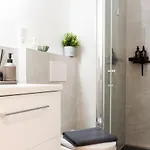 Deluxe Flat, Zentral, Ps4, Netflix, דירה