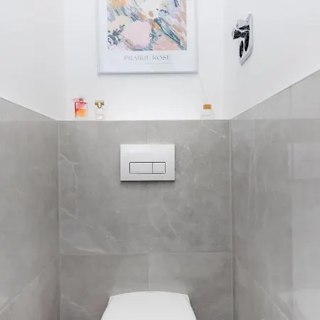 Deluxe Flat, Zentral, Ps4, Netflix, アパート